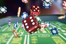Burma VK အွန်လိုင်း ကတ်ဂိမ်းများ တွင် Baccarat နှင့် Poker ကစားနေသော မြင်ကွင်း